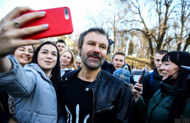 Вакарчук зустрівся з лікарем з Маріуполя: "Це місто, якого немає"