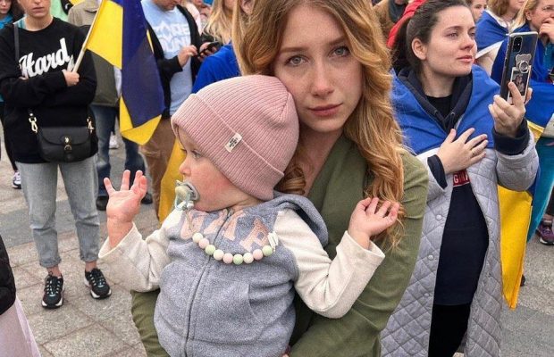 Заплаканная Стася Ровинская призвала игнорировать ее маму Снежану Егорову