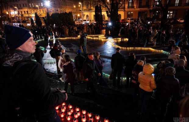 "Свет памяти": во Львове почтили память жертв российских оккупантов (фоторепортаж)