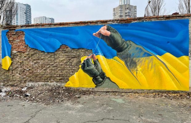 Пока освобождали Бучу и Ирпень: художник с Донбасса создал трогательный мурал на Оболони (фото)
