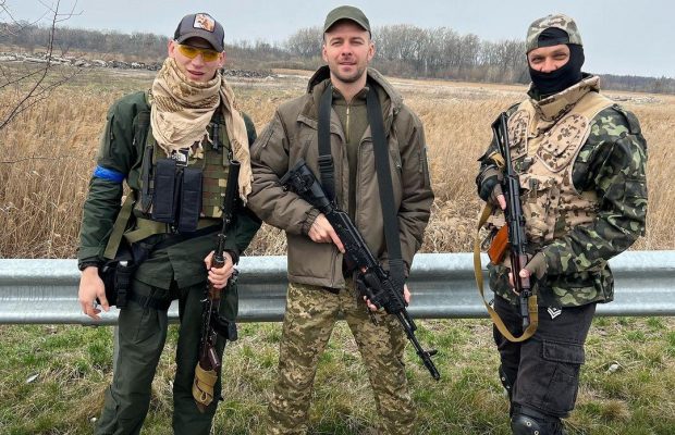 Макс Барских с автоматом в руках показал, как проходит его военная подготовка