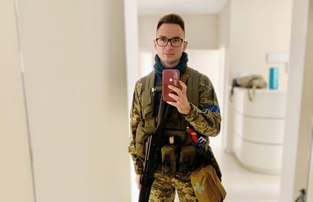 Модель і танцюрист Іван Гонзик став військовим медиком: замість пілона - зброя (фото)