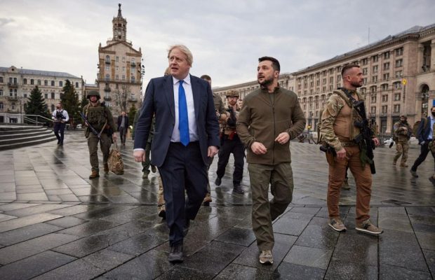 Названо секрети стилю Бориса Джонсона: дешевий костюм і краватка на підтримку України