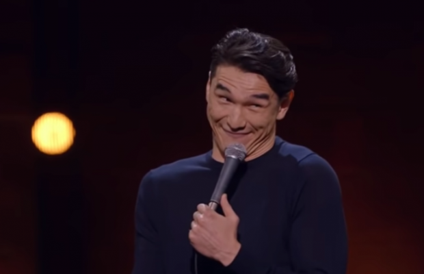 Дівчину з українським прапором не пустили на концерт коміка Сабурова (відео)