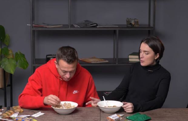 Кошачий паштет и кожа с жиром: Дурнев попробовал мерзкий сухпаек оккупантов (видео)