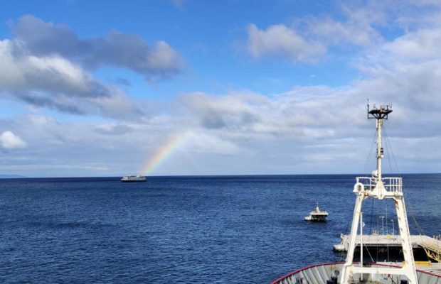 "Очень хороший знак": украинских полярников на пути домой встретила радуга (фото, видео)