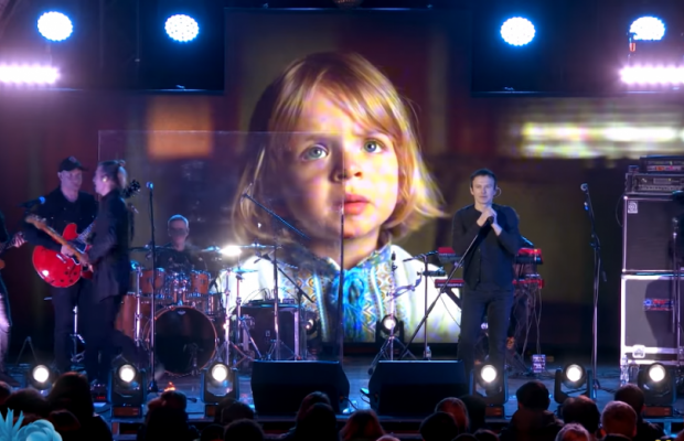 Маленький Лео з Ірпеня, який прославився піснею про калину, заспівав разом із Вакарчуком (відео)