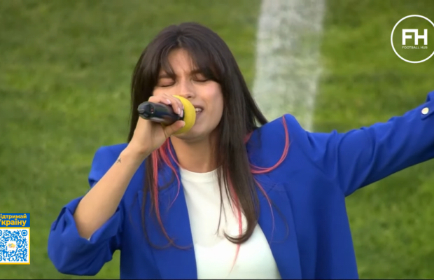 Michelle Andrade исполнила гимн Украины во время благотворительного матча "Динамо Загреб" – "Динамо Киев"