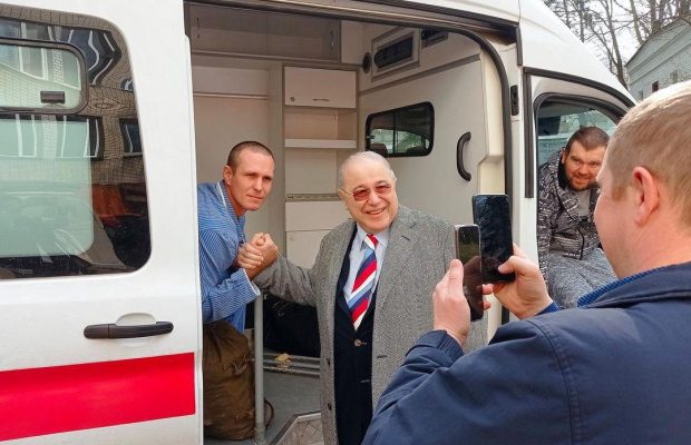 Напетросянил: путинист Петросян навестил оккупантов в госпитале с сумкой за почти $4 тысячи