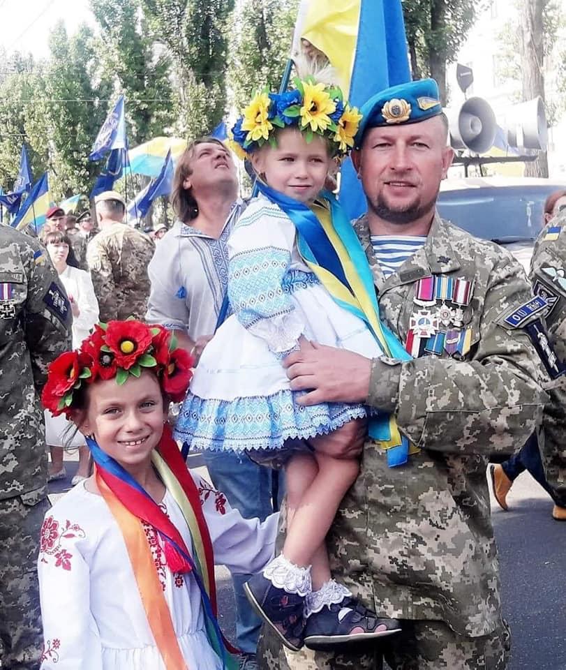 Ruslan Borovik with daughters / photo facebook.com/Ruslan Borovik