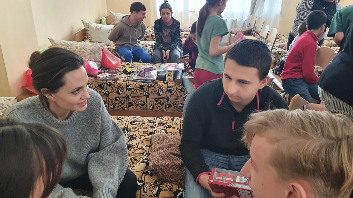 На фото можна побачити, що Джолі поспілкувалася з дітьми та не залишила їх без обіймів / фото "Навчально-реабілітаційний центр I-III ступенів "ГАРМОНІЯ"