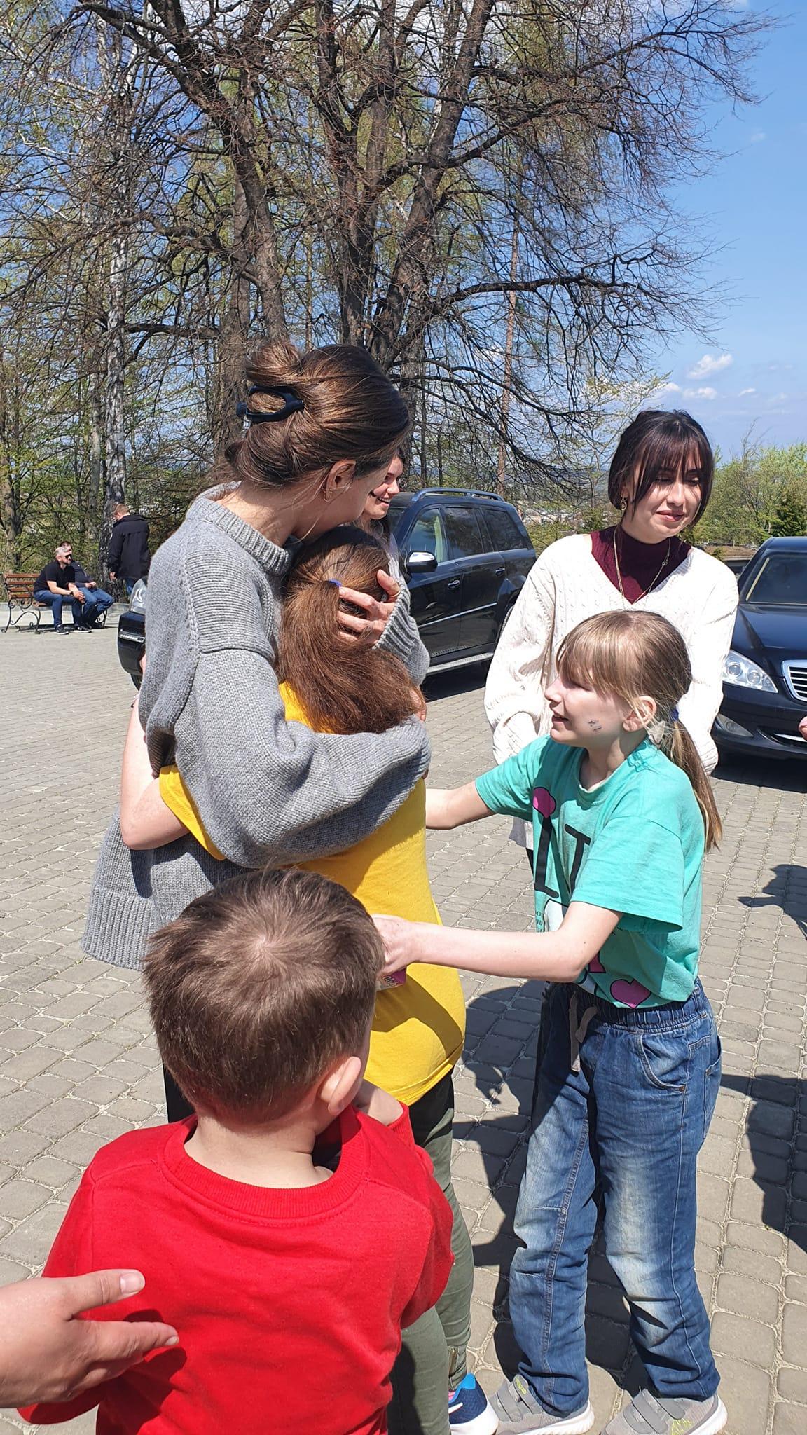 Актриса и ее команда прибыли к детям с подарками / фото "Учебно-реабилитационный центр I-III ступеней "ГАРМОНИЯ"