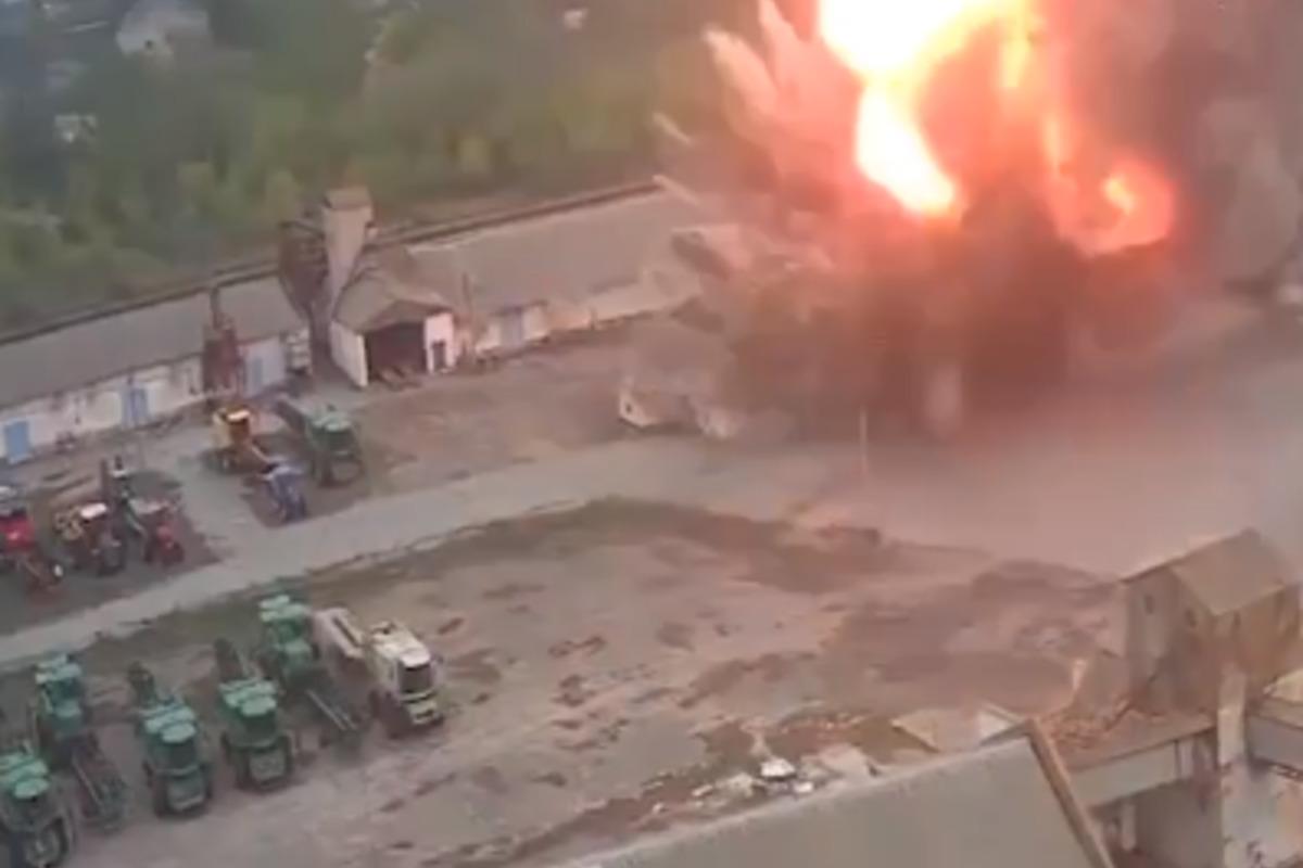 В Днепропетровской области оккупанты уничтожили склад с зерном / скриншот