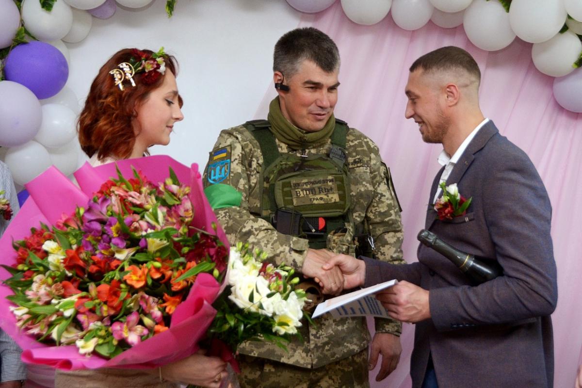 командир батальйону Максим Зінченко привітав молодят зі створенням сім'ї  / фото facebook.com/229.tro