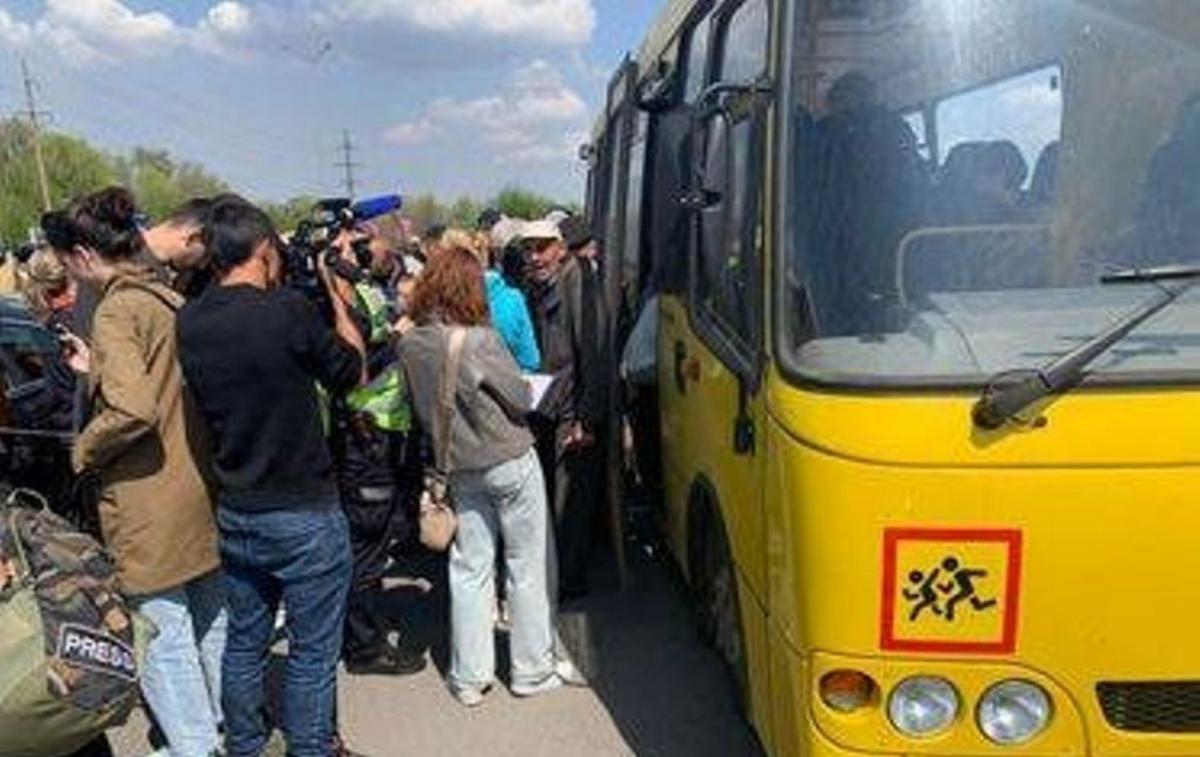 Мешканці Маріуполя прибули до Запоріжжя / фото facebook.com/UA.Military.Police Мешканці Маріуполя прибули до Запоріжжя / фото facebook.com/UA.Military.Police