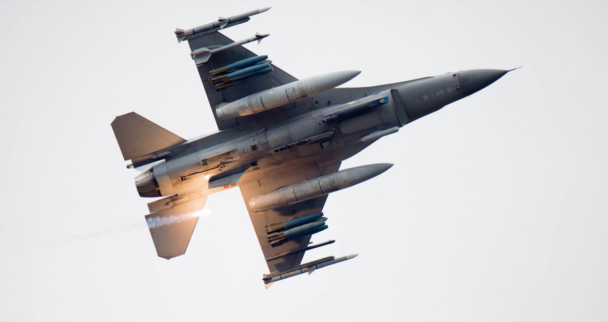 Истребители F-16 скорее всего, будут оснащены ракетами "воздух-воздух" AIM-120 AMRAAM / фото US Air Force