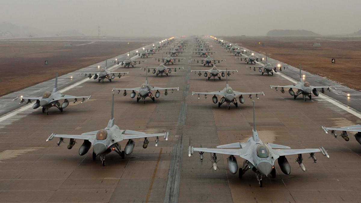 В 2024 році ми очікуємо літаки F-16, які можуть посприяти встановленню нашого домінування у повітряному просторі / фото US Air Force