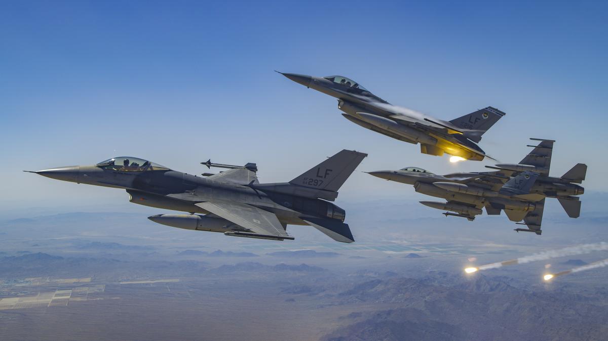 Истребитель F-16 / US Air Force