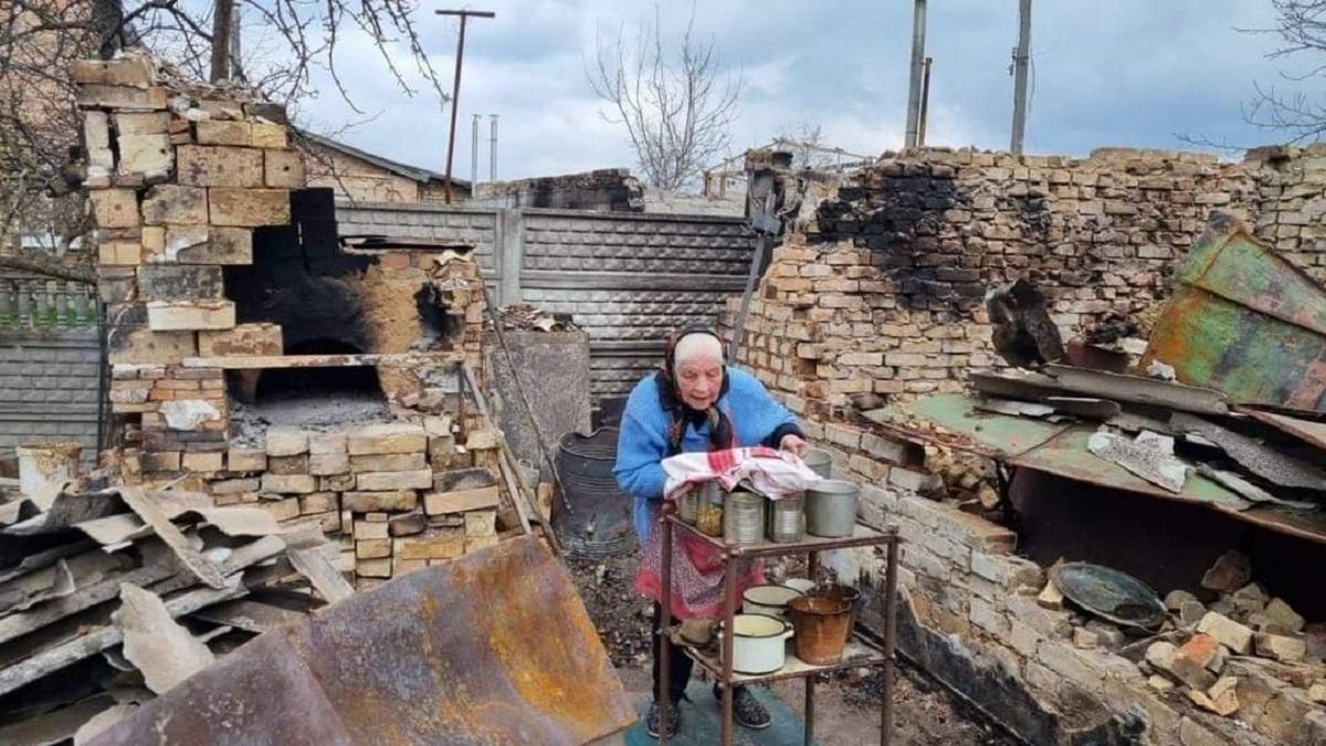 “Жить надо, не надо падать духом”: история бабушки, напекшей паски в руинах / фото соцсети