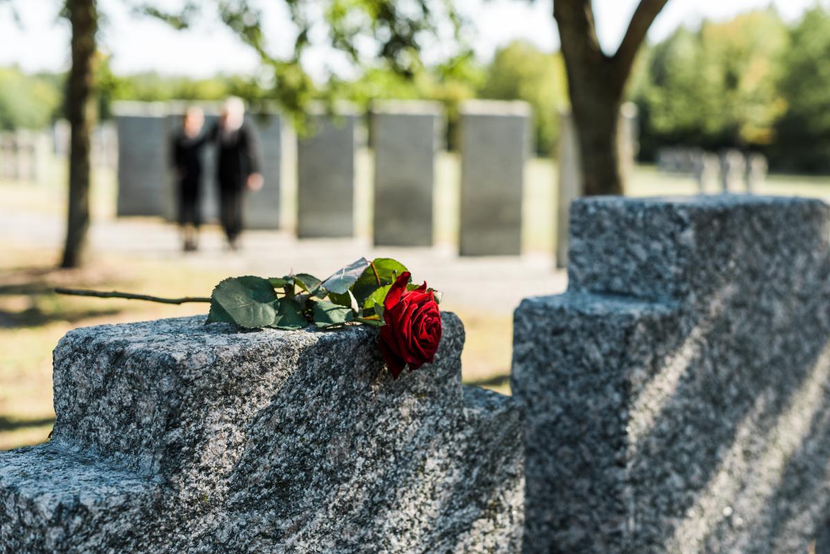 Це завжди потрібно на кладовищі: 5 речей, які обовʼязково взяти з собою Це завжди потрібно на кладовищі: 5 речей, які обовʼязково взяти з собою