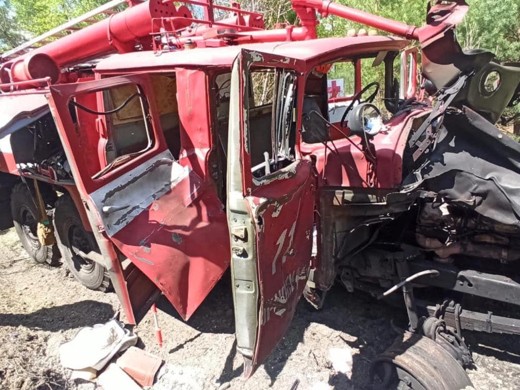 У Зоні відчуження посеред лісу на міні підірвались рятувальники / фото ДСНС У Зоні відчуження посеред лісу на міні підірвались рятувальники / фото ДСНС