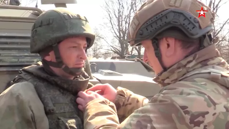 Момент награждения Лапиным своего сына / скриншот из видео Звезда Момент награждения Лапиным своего сына / скриншот из видео Звезда