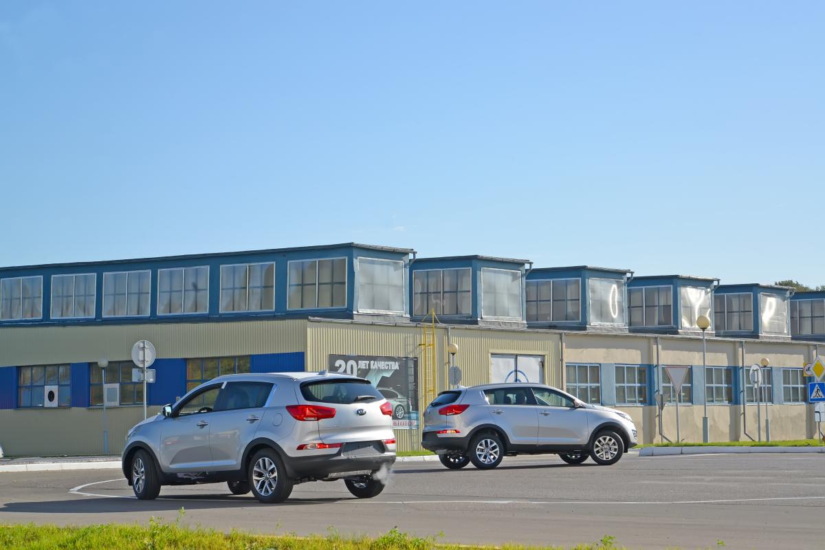 На заводе собирали автомобили BMW, Kia и Hyundai / фото ua.depositphotos.com