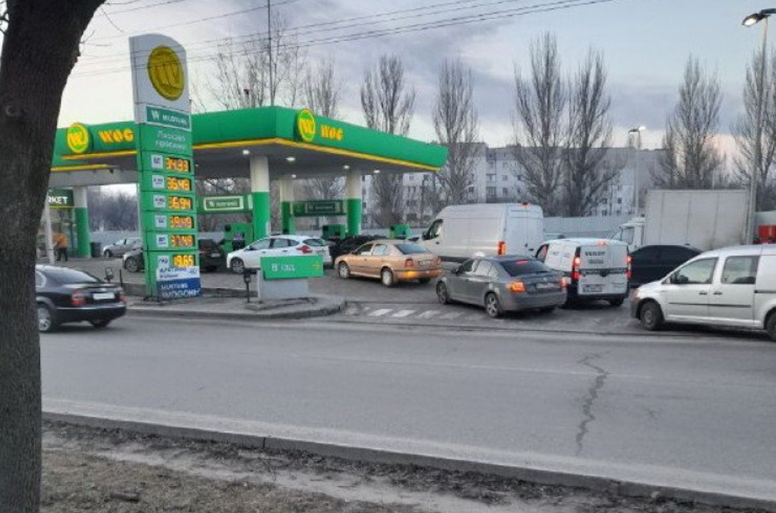 Водители "штурмуют" АЗС из-за дефицита топлива / фото: Depo.ua