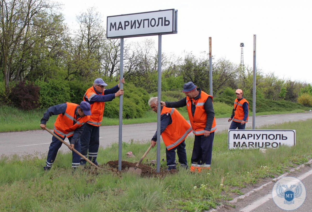 Occupiers install new signs / photo Mariupol City Council