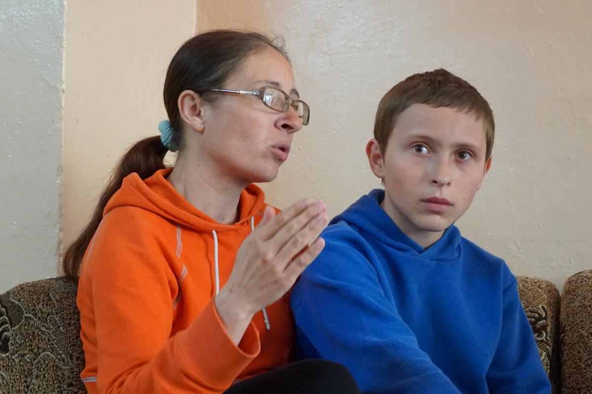Саме з Кам’янки в холод і заметіль довелося тікати родині Снєдкових – мамі з двома синами, а також її сестрі з сім’єю / фото Наталії Петерварі Саме з Кам’янки в холод і заметіль довелося тікати родині Снєдкових – мамі з двома синами, а також її сестрі з сім’єю / фото Наталії Петерварі