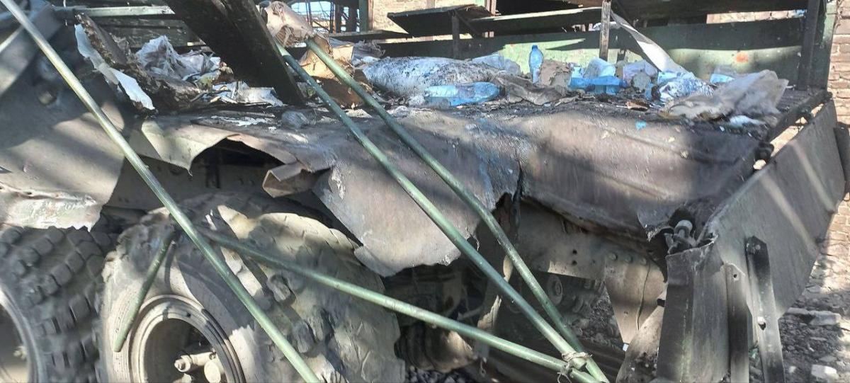 "Азов" показав наслідки обстрілу евакуаційної автівки / фото "Азов" "Азов" показав наслідки обстрілу евакуаційної автівки / фото "Азов"
