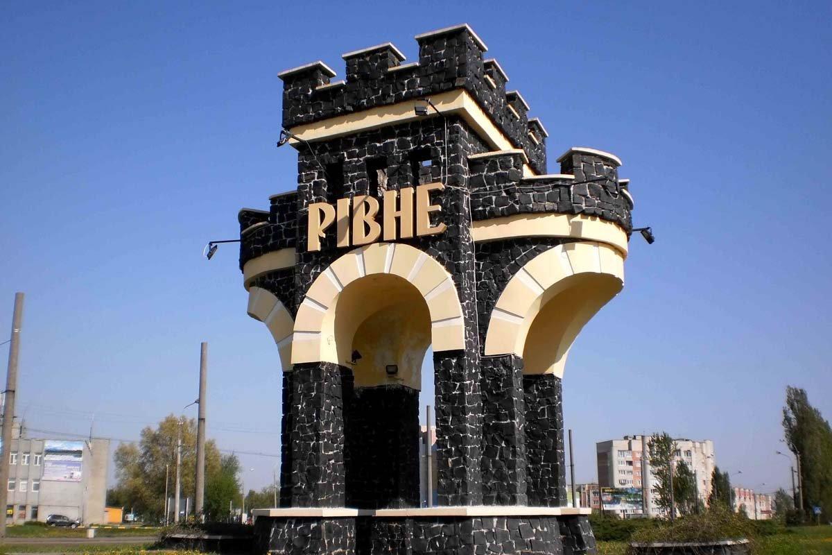 По просьбе правоохранители в Ривненской области будут восстанавливать названия населенных пунктов на государственных автодорогах в нескольких районах / фото Радио-Эра По просьбе правоохранители в Ривненской области будут восстанавливать названия населенных пунктов на государственных автодорогах в нескольких районах / фото Радио-Эра