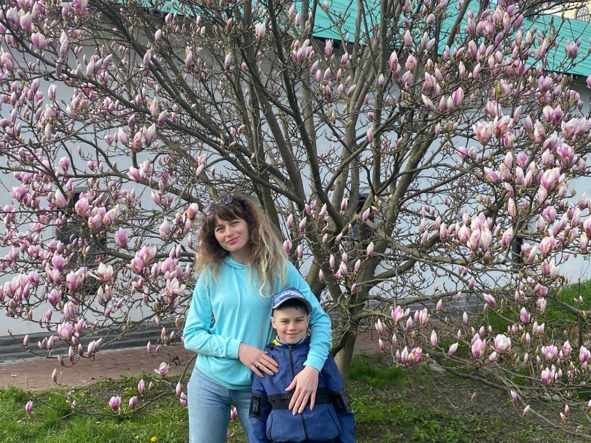 Місцева жителька Марина фотографувалася з дітьми біля квітучої магнолії / фото Ірини Синельник Місцева жителька Марина фотографувалася з дітьми біля квітучої магнолії / фото Ірини Синельник