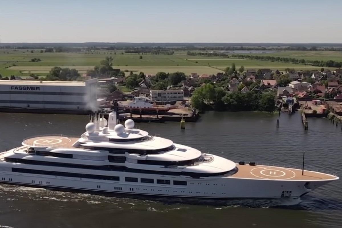 Яхта стояла под флагом Каймановых островов / скриншот