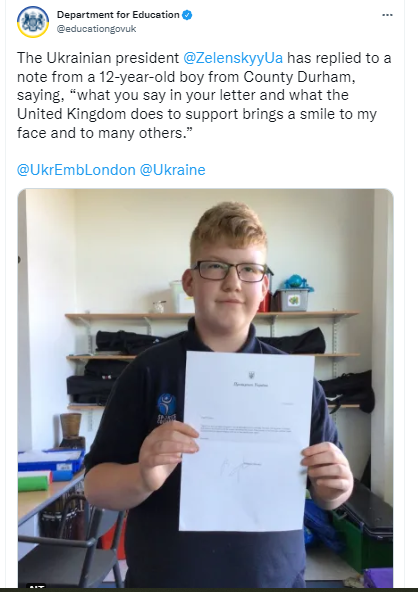 Thomas with a letter from the President of Ukraine / photo twitter.com/educationgovuk