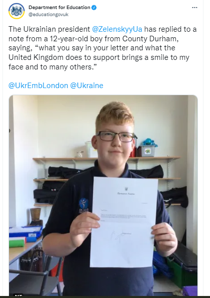 Томас з листом від президента України / фото twitter.com/educationgovuk Томас з листом від президента України / фото twitter.com/educationgovuk