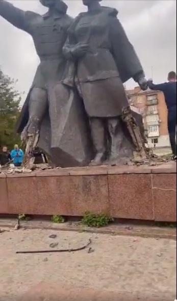 У Коростені демонтували радянський монумент \ скриншот з відео У Коростені демонтували радянський монумент \ скриншот з відео