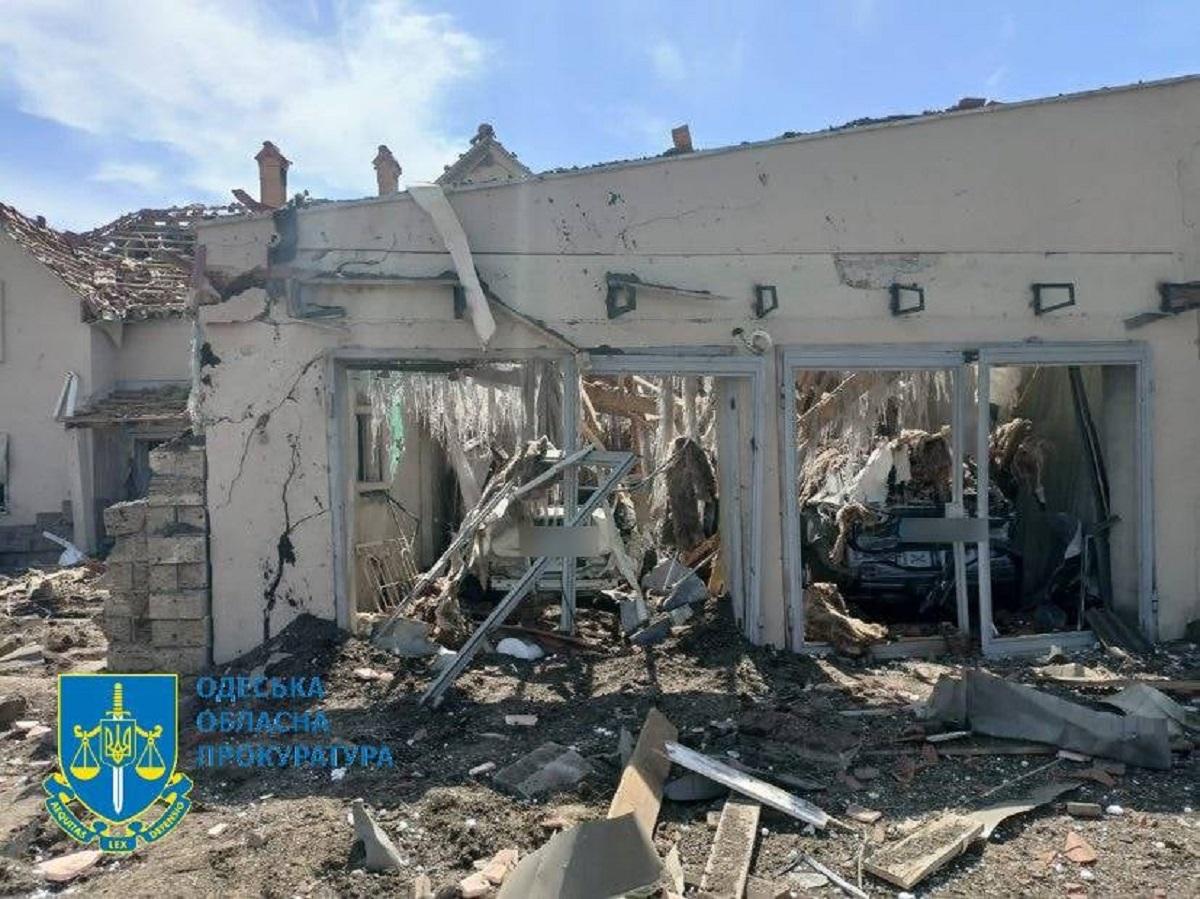 Повреждения получили частные дома - выбиты окна, двери, разрушены фасады зданий и автомобили / фото Одесской областной прокуратуры
