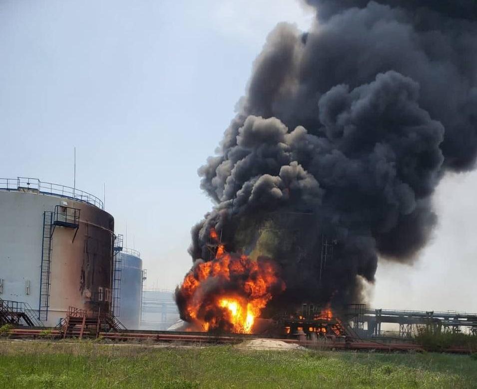 Российские войска обстреляли нефтеперерабатывающий завод в Лисичанске / фото Сергей Гайдай Российские войска обстреляли нефтеперерабатывающий завод в Лисичанске / фото Сергей Гайдай