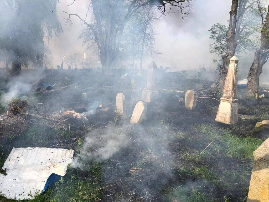 The invaders fired a rocket at the Jewish cemetery in Hlukhiv / Facebook photo / Alexander Tkachenko