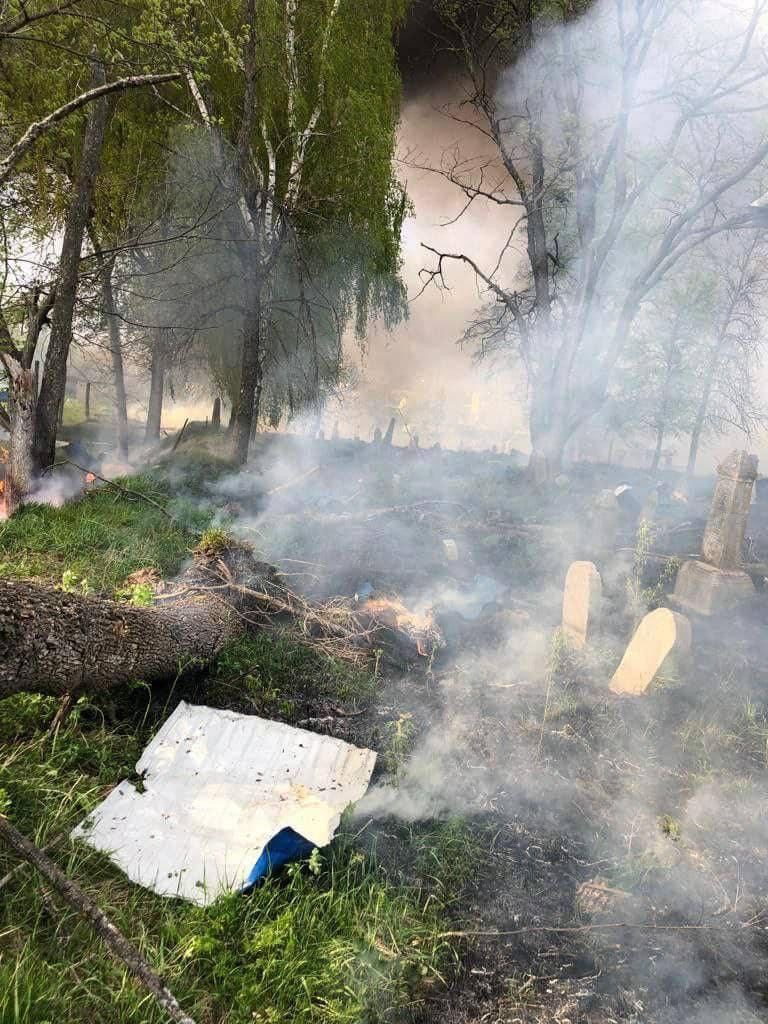 Російські окупанти вдарили ракетами по єврейському цвинтарю у Глухові (фото) Російські окупанти вдарили ракетами по єврейському цвинтарю у Глухові (фото)