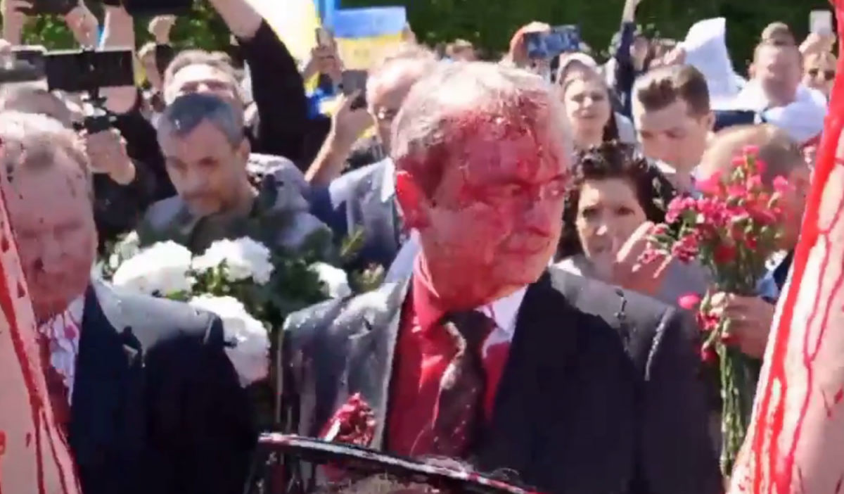 Russian Ambassador to Poland doused with red paint / screenshot