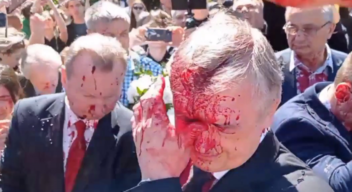 Russian Ambassador to Poland doused with red paint / screenshot