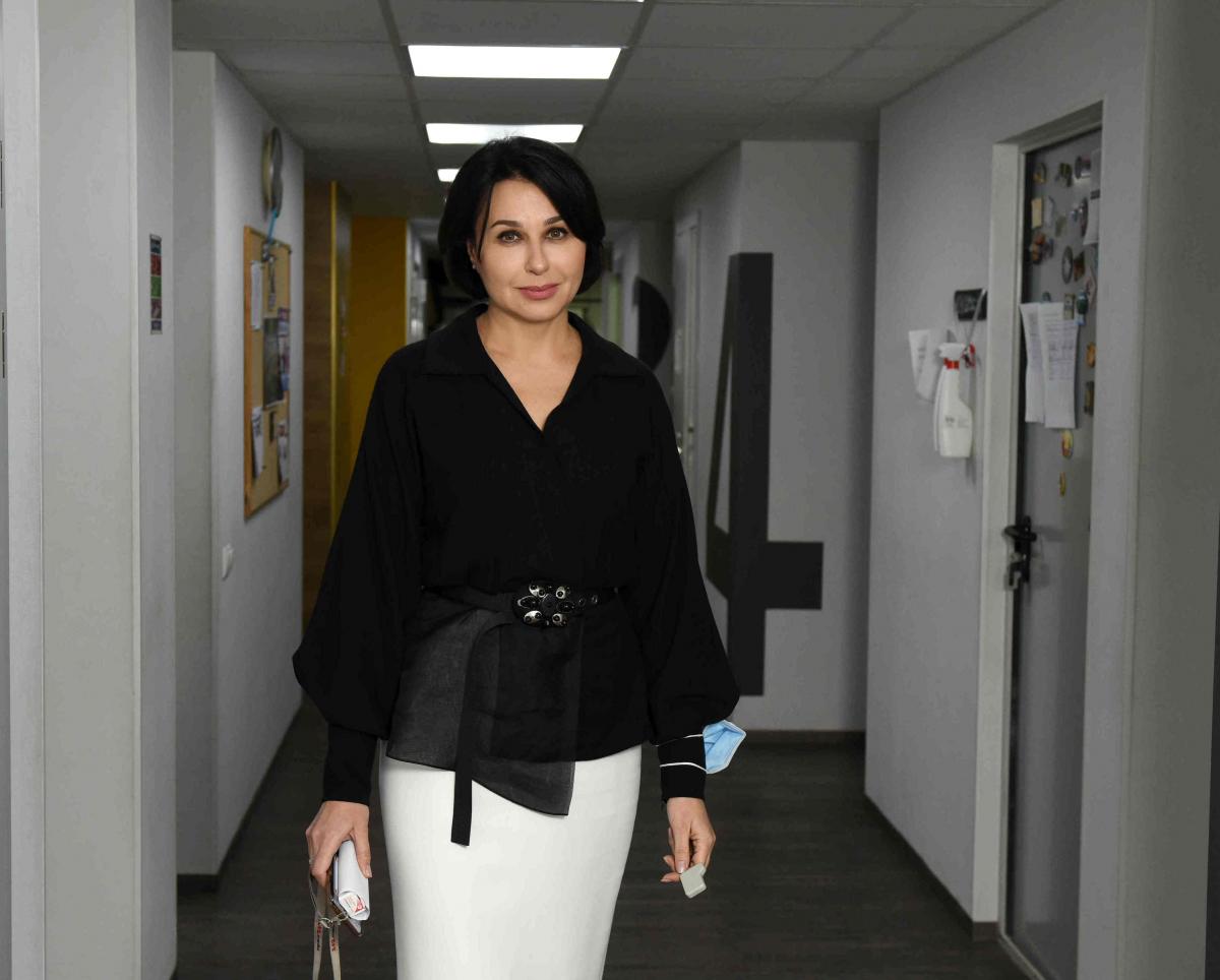 Ведущая пошутила, что это было "поздравлением" / фото пресс-служба 1+1 Ведущая пошутила, что это было "поздравлением" / фото пресс-служба 1+1