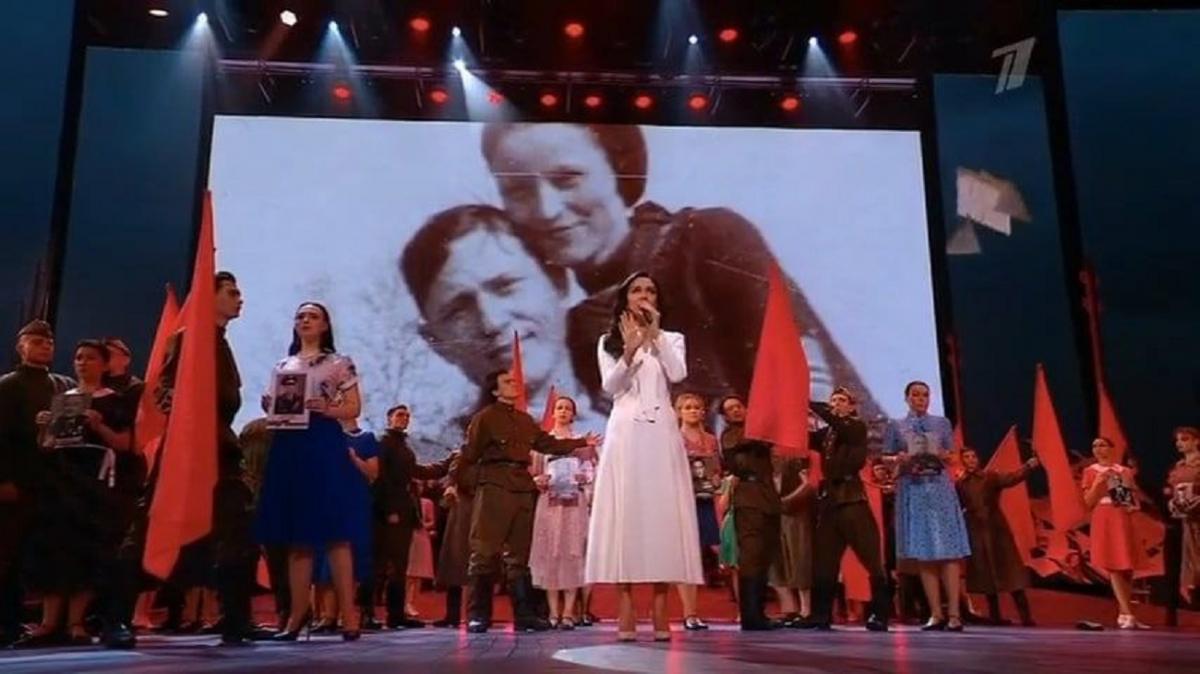 RossTV showed Bonnie and Clyde as "victims of war" at a concert by May 9 / screenshot