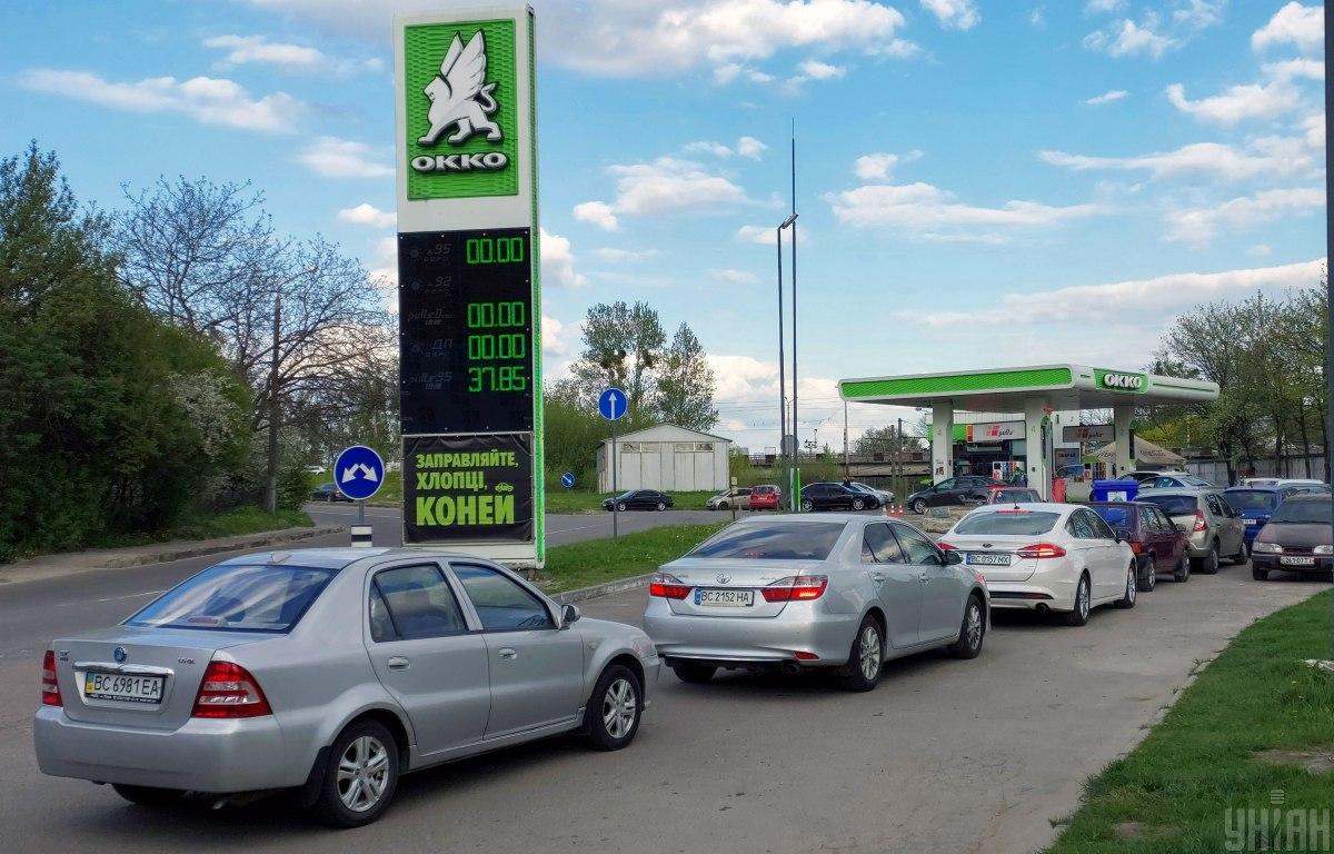 На українських заправках великі черги за пальним / фото УНІАН, Микола Тис На українських заправках великі черги за пальним / фото УНІАН, Микола Тис