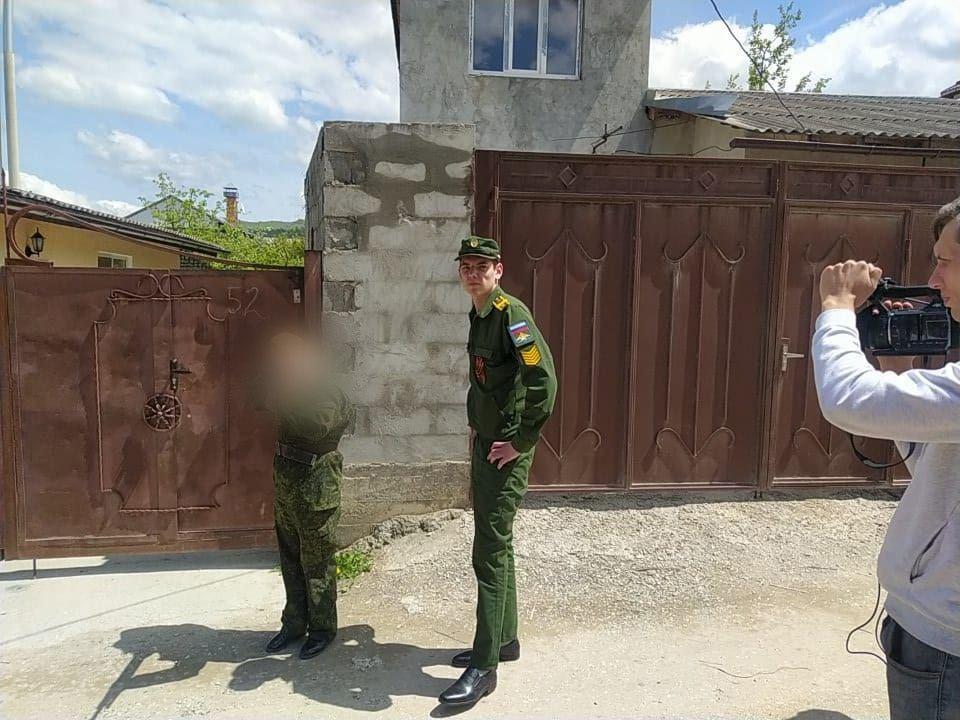 Дітям дали зброю та наказали стріляти в опудало / фото t.me/ostorozhno_novosti Дітям дали зброю та наказали стріляти в опудало / фото t.me/ostorozhno_novosti