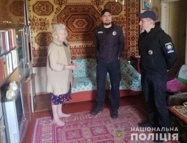 Полицейские доставили женщине гуманитарную помощь \ фото Нацполиция Полицейские доставили женщине гуманитарную помощь \ фото Нацполиция