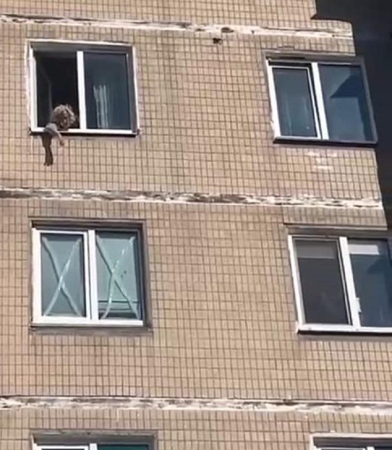 Жінка кинула записку з проханням про допомогу з вікна своєї квартири \ фото Нацполіція