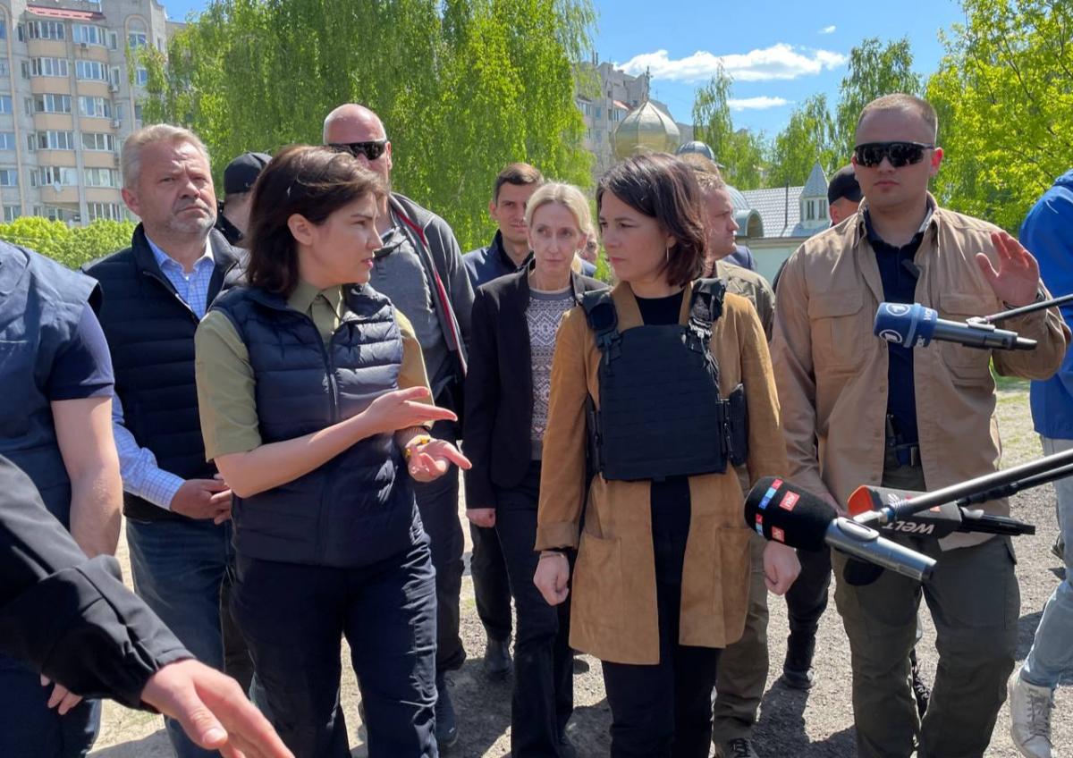 Бербок посетила Бучу \ Телеграм-канал Алексей Кулеба Бербок посетила Бучу \ Телеграм-канал Алексей Кулеба